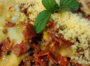 Una foto de Raviolis de ricota, espinaca y pollo con salsa de tomates y chorizo español
