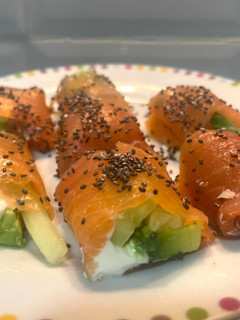 Una foto de “Sushi” sin arroz con salmón ahumado