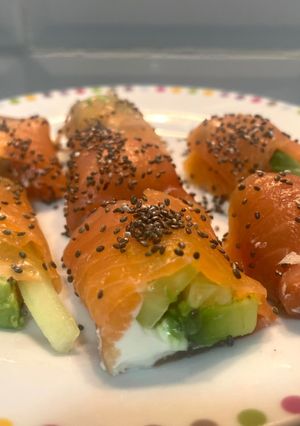 Una foto de “Sushi” sin arroz con salmón ahumado
