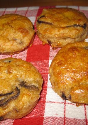 Makói lilahagymás sajtos pogácsa recept fotója