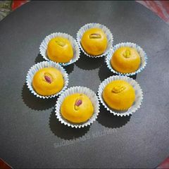 A picture of Besan sooji Ladoos.