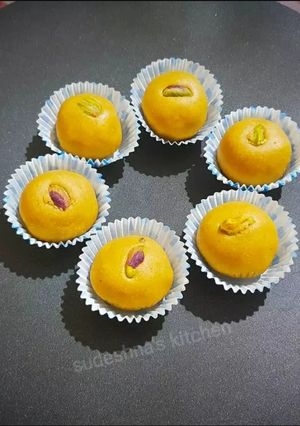 A picture of Besan sooji Ladoos.
