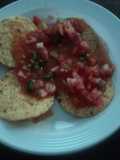 Totopos o nachos con salsa borracha a lo Martín. México