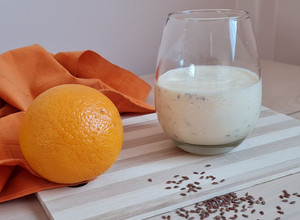 Una foto de Batido de yogur y naranja con lino y jengibre