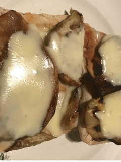 Una foto de Berenjenas gratinadas sobre masa de pizza rápida #SOScarli