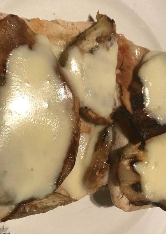 Una foto de Berenjenas gratinadas sobre masa de pizza rápida #SOScarli