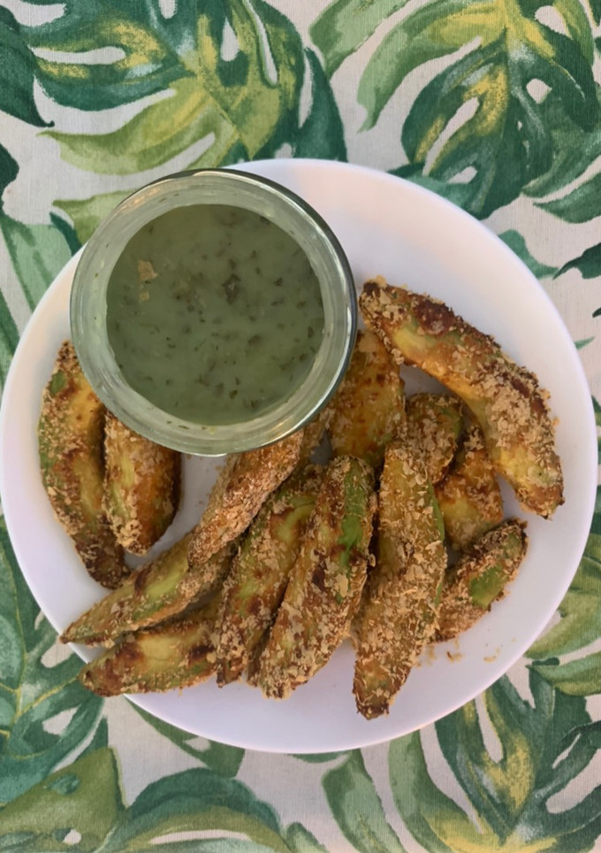 Una foto de Palitos de aguacate al horno (vegano 🌿)