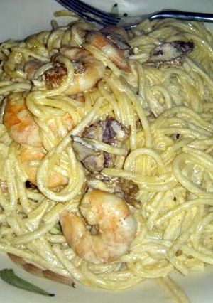 A picture of Shrimp and pasta con mexican cream.