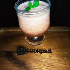 A picture of Strawberry 🍓 and kiwi 🥝 Drink.
