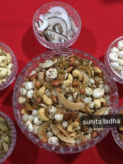आलू लच्छा ड्राई फ्रूट्स नमकीन (Aloo lachha dry fruits namkeen recipe in Hindi) रेसिपी मुख्य फोटो