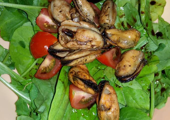 How to Prepare Award-winning Arugula Mussels Salad