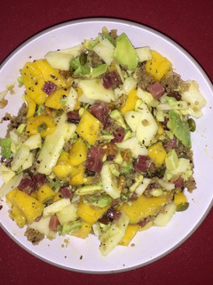 Una foto de Ensalada mango, aguacate y Quinoa