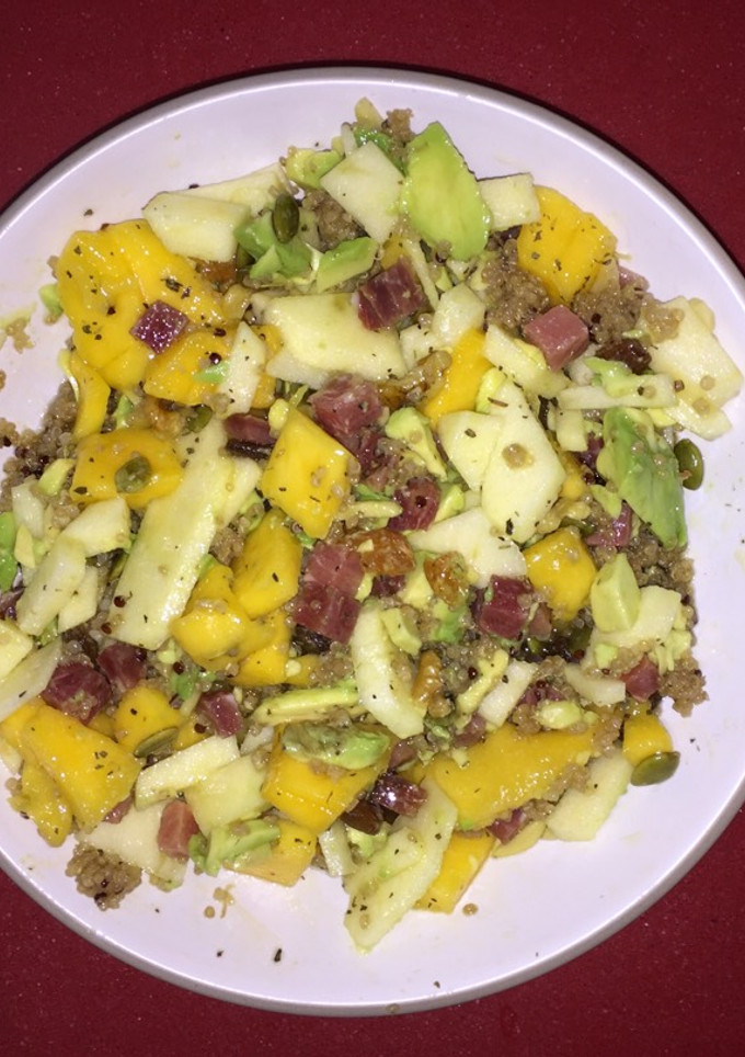 Una foto de Ensalada mango, aguacate y Quinoa