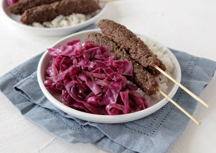 Recipe of Award-winning Beef Kebabs with Sautéed Red Cabbage and Rice with Fresh Thyme