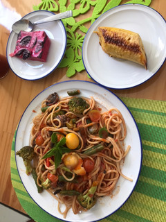 Una foto de Pastas vegetarianas con mucho colorido navideño