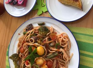 Una foto de Pastas vegetarianas con mucho colorido navideño
