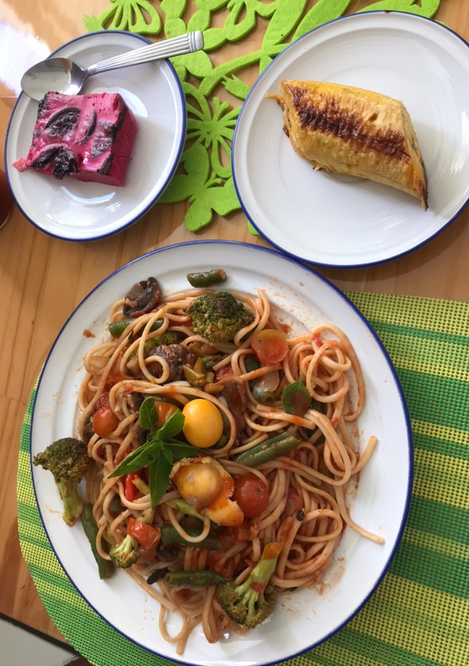 Una foto de Pastas vegetarianas con mucho colorido navideño