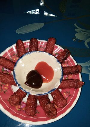 Hình của món Xúc xích chiên ăn với tương ớt.