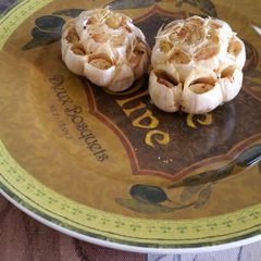 A picture of Roasted garlic.