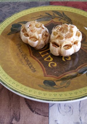 A picture of Roasted garlic.