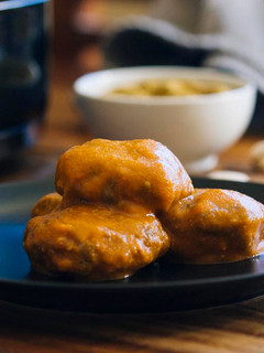 Una foto de Filetes rusos con pistachos en salsa de comino
