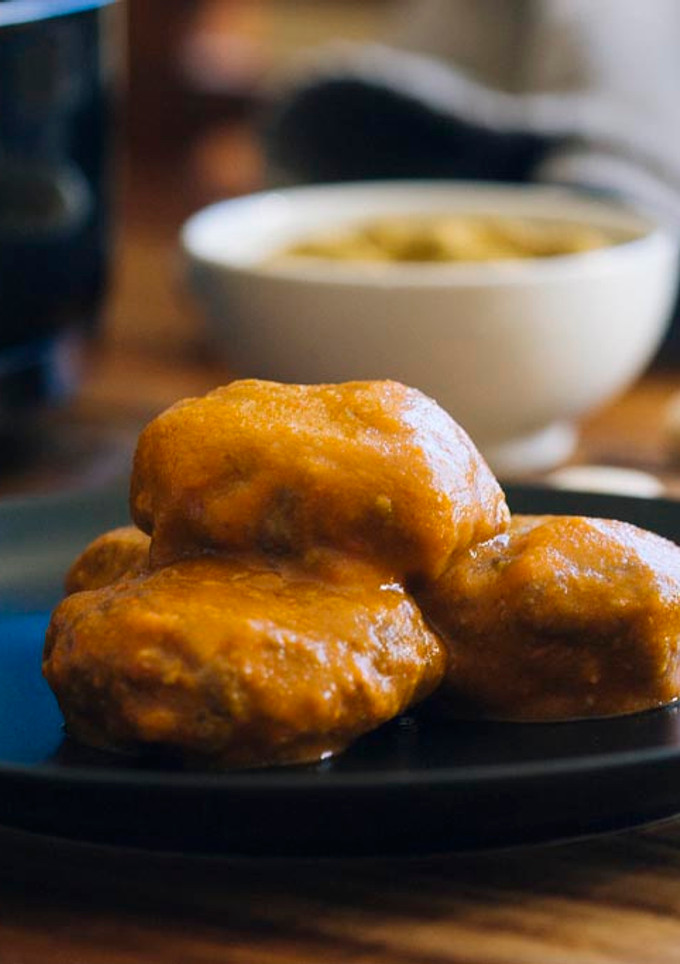 Una foto de Filetes rusos con pistachos en salsa de comino