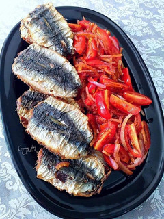 Una foto de Montaditos de sardinas gigantes al fish masala