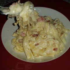 A picture of Pasta whith chesee and bacon.