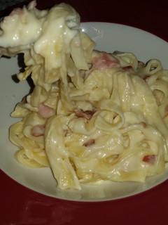 A picture of Pasta whith chesee and bacon.