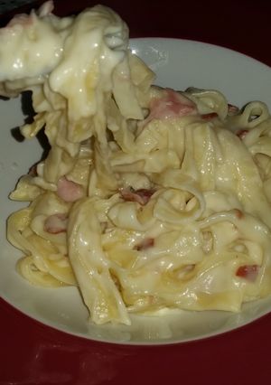 A picture of Pasta whith chesee and bacon.