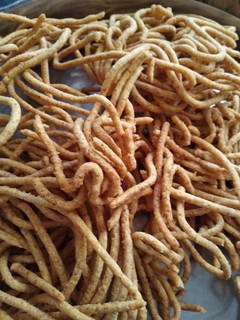 તીખા ગાંઠિયા (Tikha Gathiya Recipe In Gujarati) રેસીપી મુખ્ય ફોટો