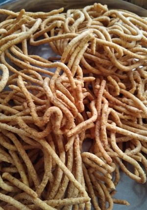 તીખા ગાંઠિયા (Tikha Gathiya Recipe In Gujarati) રેસીપી મુખ્ય ફોટો