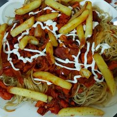A picture of Tandoori chicken noodles.