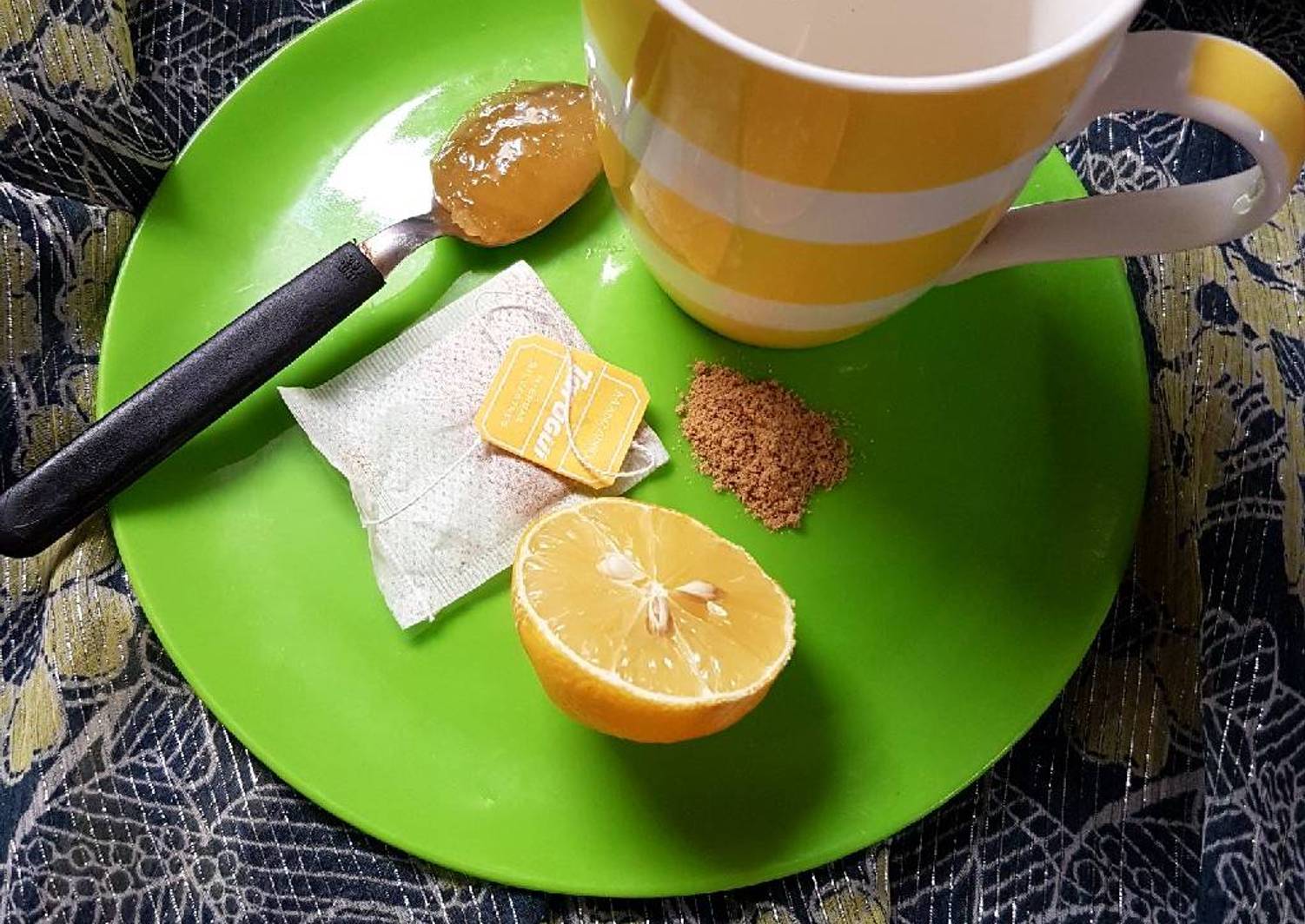 Té jengibre, manzanilla, limón y miel Receta de Silvi Cookpad