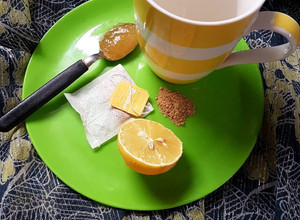 Una foto de Té jengibre, manzanilla, limón y miel