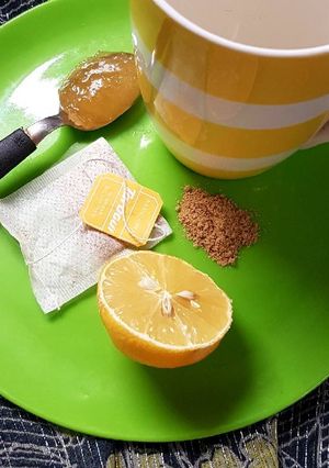 Una foto de Té jengibre, manzanilla, limón y miel