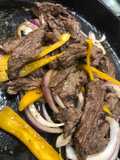 Churrasco encebollado y ají