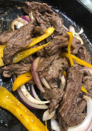 Una foto de Churrasco encebollado y ají