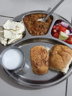 પાવ ભાજી (Pav Bhaji Recipe In Gujarati) રેસીપી મુખ્ય ફોટો