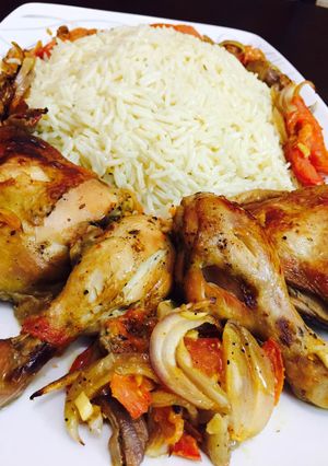 صورة لوصفة طريقة عمل أرز أبيض مع دجاج محمر بالفرن