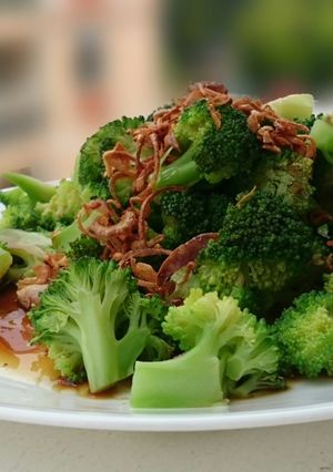 A picture of Broccoli with Soy Sauce and Shallot Oil.