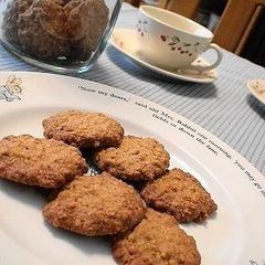 A picture of Simple Oatmeal Cookies.