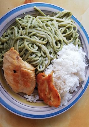 Una foto de Tallarines verdes con Pollo asado