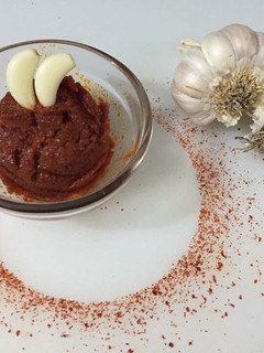 A picture of Garlic chutney.