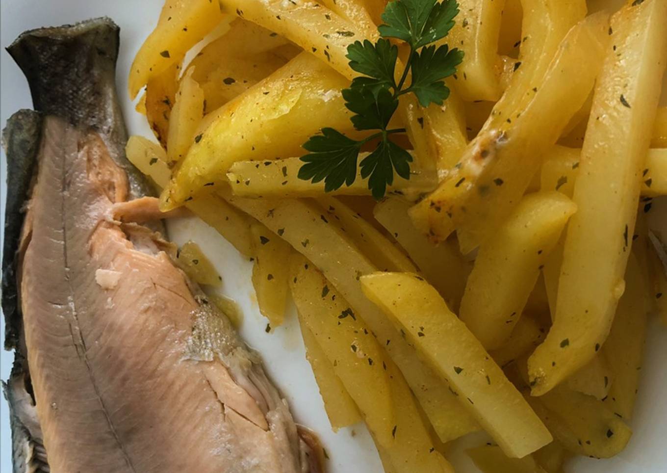 Trucha rellena de jamón y queso con patatas al microondas