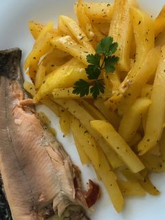 Una foto de Trucha rellena de jamón y queso con patatas al microondas