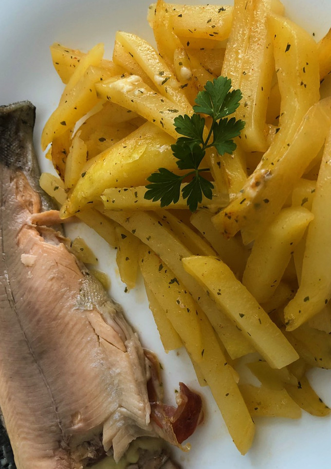 Una foto de Trucha rellena de jamón y queso con patatas al microondas