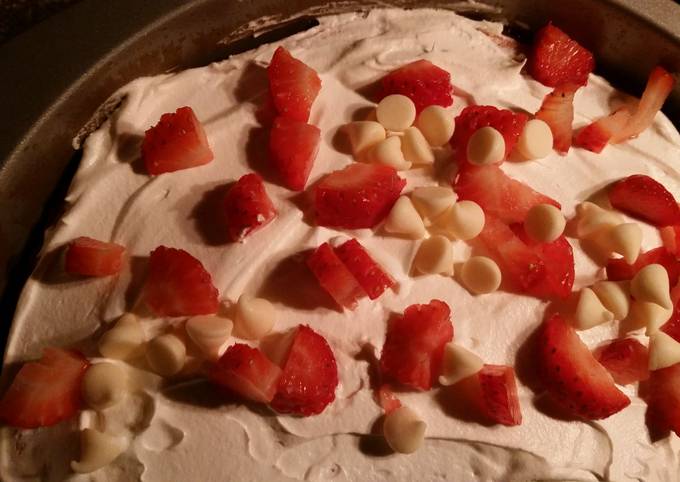 White Chocolate Strawberry Cake