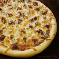 A picture of Chicken Satay Pizza.