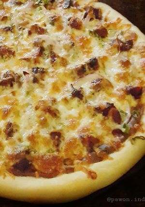 A picture of Chicken Satay Pizza.
